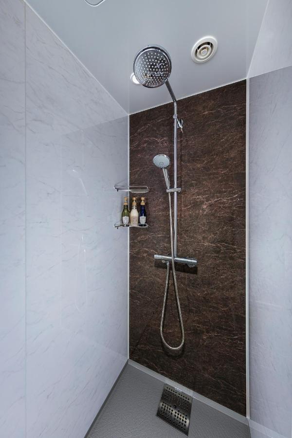 Camera Deluxe doppia con letti singoli (30 m2), cabina doccia e divano letto per 4 persone - Non fumatori